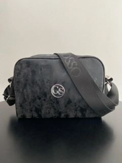 Menšia čierna crossbody kabelka Grosso s dymovým efektom a širokým popruhom 25x19x7 cm